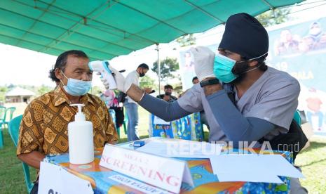 Seorang warga lanjut usia (lansia) menjalani skrining kesehatan sebelum mengikuti vaksinasi COVID-19 di Desa Bakti, Kabupaten Gorontalo, Gorontalo, Selasa (31/8/2021). Menteri Kesehatan Budi Gunadi Sadikin menyatakan pemerintah masih memprioritaskan vaksinasi COVID-19 kepada penduduk lanjut usia (lanjut) usia maupun orang dewasa sebelum memberikan kepada anak-anak.