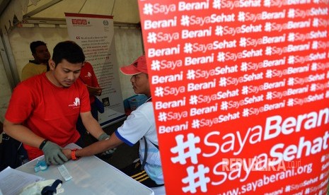 Seorang warga melakukan cek VCT atau tes HIV/AIDS dalam rangka peringatan Hari Aids Sedunia yang diselenggarakan oleh Forum LSM Peduli AIDS di Kawasan Bundaran HI Jakarta, Ahad (3/12).