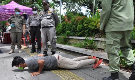 Wonosobo terapkan sanksi unik untuk para pelanggar aturan masker. Ilustrasi hukuman push up karena tak pakai masker. 