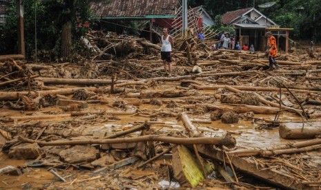 Pemkab Lebak Verifikasi Data Korban Banjir Bandang. Seorang warga melihat kerusakan akibat banjir bandang di Kampung Somang, Lebak, Banten. 