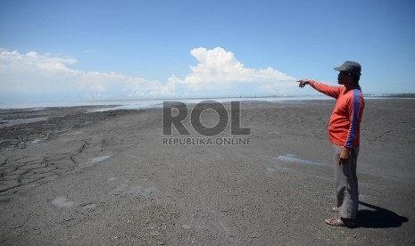 Seorang warga melihat kondisi semburan lumpur panas Lapindo, Porong, Sidoarjo, Jawa Timur, Rabu (8/4).