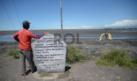 Seorang warga melihat kondisi semburan lumpur panas Lapindo, Porong, Sidoarjo, Jawa Timur, Rabu (8/4).