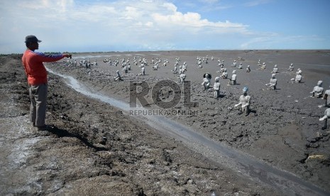 Seorang warga melihat kondisi semburan lumpur panas Lapindo, Porong, Sidoarjo, Jawa Timur, Rabu (8/4).