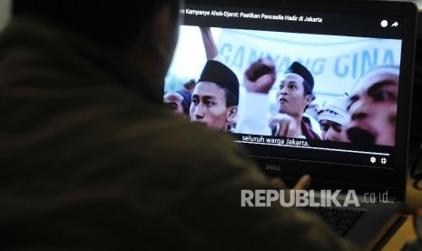 A resident watched campaign video of Basuki Tjahaja Purnama-Djarot Saiful Hidayat, Monday (April 10).