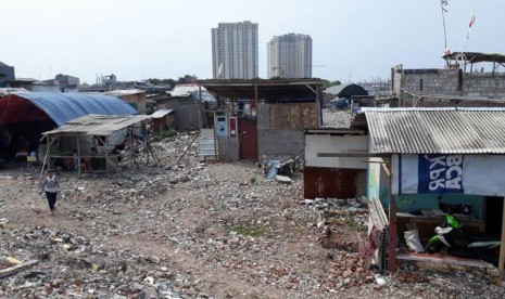 Seorang warga melintas di bekas Kampung Akuarium, Luar Batang, Penjaringan, Jakarta Utara, Selasa (1/4), yang digusur tepat setahun lalu.