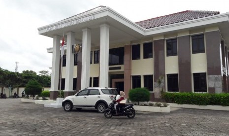 Seorang warga melintas di depan gedung Pengadilan Agama Kabupaten Indramayu, Kamis (31/1). Kasus perceraian di Kabupaten Indramayu saat ini masih tinggi.