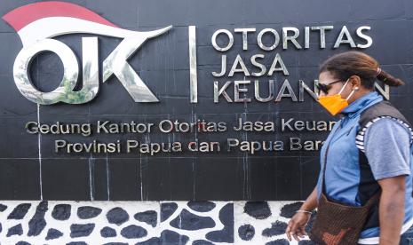 Seorang warga melintas di depan kantor Otoritas Jasa Keuangan (OJK) Papua dan Papua Barat, Jayapura, Papua. OJK akan percepat proses Penilaian Kemampuan dan Kepatutan anggota BPA Bumiputera. Ilustrasi.