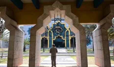 PSBB, Masjid Raya JIC Ditutup Kembali. Foto ilustrasi: Seorang warga melintas di depan Masjid Raya Jakarta Islamic Centre (JIC), Koja, Jakarta Utara, Senin (23/9). 