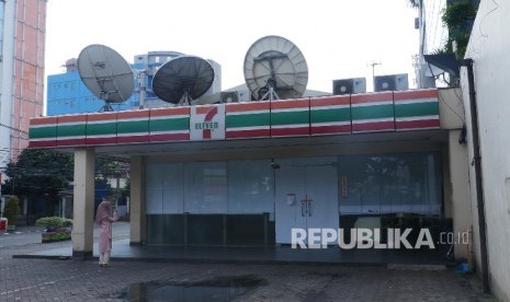  Seorang warga melintas di samping Gerai waralaba 7 Eleven (sevel) di bilangan jl Salemba Jakarta nampak tutup, Rabu (28/6).