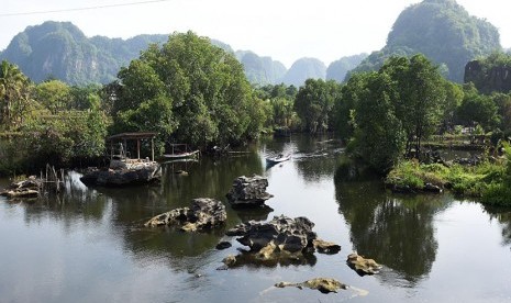 Seorang warga melintas di sungai Kampung Wisata Rammang-Rammang, Maros, Sulawesi Selatan. Pemerintah tengah mengusulkan kawasan ini menjadi Geopark Maros-Pangkep sebagai UNESCO Global Geopark  (ilustrasi)