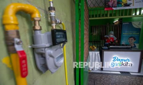 Seorang warga memasak dengan menggunakan layanan jaringan gas dari PT Perusahaan Gas Negara Tbk. PGN menerapkan kebijakan keringanan pembayaran cicilan untuk Jaminan Pembayaran (JP) bagi pelanggan gas bumi rumah tangga dan pelanggan kecil.