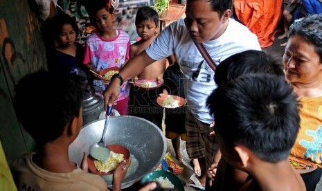  Seorang warga memasak mie instan untuk anak-anak korban banjir di kawasan Kampung Pulo, Jakarta timur, Rabu (15/1).   (Republika/Prayogi)