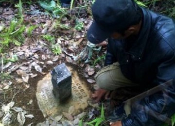 Seorang warga memegang patok tapal batas di Dusun Maludin, Desa Temajok, Kecamatan Paloh, Kabupaten Sambas, Kalbar, Rabu (12/10). Patok semen yang berada di tengah hutan Dusun Maludin tersebut, merupakan penanda tapal batas yang memisahkan Indonesia dengan