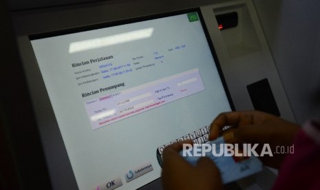  Seorang warga memesan tiket kereta api H-8 lebaran secara online di Stasiun Pasar Senen, Jakarta, Ahad (19/3). 