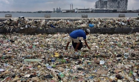 (Ilustrasi) Seorang warga memilah sampah plastik yang menumpuk di bibir pantai Muara Angke, Jakarta Utara, Senin (30/1). Kondisi penumpukan sampah yang tak terkendali tersebut menyebabkant air laut menjadi tercemar yang berdampak buruk bagi lingkungan.