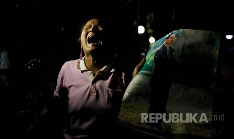 Seorang warga menangis di depan rumah sakit tempat Raja Bhumibol Adulyadej dinyatakan meninggal.