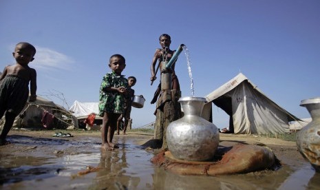 Seorang warga mengambil air di sebuah kamp pengungsi bagi warga muslim yang terlantar akibat aksi kekerasan awal tahun ini di luar Sittwe, Myanmar,  Selasa (30/10).   (Soe Zeya Tun/Reuters)   