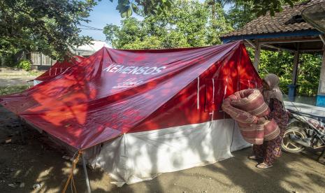 Seorang warga mengangkat kasur untuk dimasukan ke dalam tenda bantuan dari Kemensos di Taman Jaya, Pandeglang, Banten, Sabtu (29/1/2022). Sejumlah warga tetap mempertahankan tenda darurat sebagai antisipasi adanya gempa susulan serta masih rusaknya rumah mereka akibat gempa yang terjadi pada Jumat (14/1/2022). 