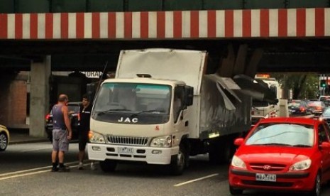 Seorang warga mengatakan, banyak truk telah menghantam jembatan Montague Street sejak 1929.