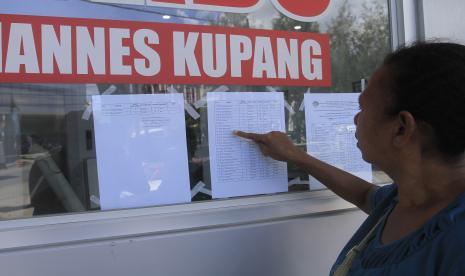 Seorang warga mengecek daftar keberadaan anggota keluarganya yang dirawat di RSUD WZ Johannes, akibat menjadi korban terbakarnya kapal cepat Cantika Express 77 di RSUD WZ Johanes Kupang, NTT, Selasa (25/10/2022). Sejumlah anggota keluarga yang keluarganya menjadi korban kebakaran kapal rute Kupang-Alor, masih sulit menemukan nama anggota keluarganya di tiga RS yang menjadi lokasi rujukan perawatan para korban kapal terbakar.