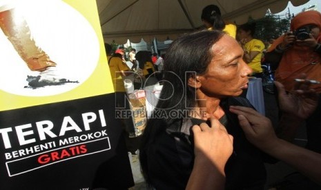 Seorang warga mengikuti terapi menghilangkan ketergantungan merokok di sekitar bundaran Hotel Indonesia, Jakarta Pusat, Ahad (2/6).  (Republika/Adhi Wicaksono)