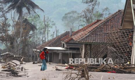 Pesawat Hercules Kirim 12 Ton Bantuan Korban Erupsi Semeru. Seorang warga mengumpulkan barang yang tersisa dari rumahnya yang hancur di desa Supiturang, Lumajang, Jawa Timur, Selasa (7/12/2021). Pusat Kajian Badan Amil Zakat Nasional (Baznas) menghitung kerugian akibat erupsi gunung Semeru ditaksir mencapai Rp310 miliar yang mencakup sarana prasarana umum serta mempengaruhi perekonomian bidang perkebunan, pertanian, peternakan, perdagangan, pertambangan serta pariwisata