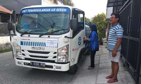 Seorang warga mengusir truk tangki air bersih di Kota Tangerang. Warga tersebut kesal karena tidak ada pemberitahuan dari pihak PDAM tentang pecahnya saluran pipa distribusi air bersih milik PDAM Tirta Benteng, setelah empat hari tidak mendapatkan air bersih, warga Kelurahan Cipondoh Makmur didatangi truk air bersih, namun ia geram dan mengusir truk tersebut. Senin (17/9), Kota Tangerang.