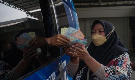 Seorang warga menukar uang kertas baru di mobil kas keliling Kantor Perwakilan (Kpw) Bank Indonesia (BI) Tegal di Kabupaten Batang, Jawa Tengah, Rabu (31/8/2022) lalu. Bank Indonesia (BI) menyiapkan uang tunai Rp 195 triliun yang bisa ditukarkan masyarakat selama momentum Ramadhan dan Idul Fitri tahun 2023. Untuk beberapa daerah, layanan penukaran uang tunai ini sudah bisa dilakukan mulai hari ini, Senin, 20 Maret 2023.