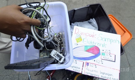 Seorang warga menyerahkan sampah elektronik (e-waste) kepada Komunitas Earth Hour dalam rangka memperingati Hari Peduli Sampah Nasional di Car Free Day, Jalan Ir.H. Djuanda (Dago), Kota Bandung, Ahad (19/2).