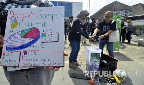 Seorang warga menyerahkan sampah elektronik (e-waste) dalam rangka memperingati Hari Peduli Sampah Nasional. (Ilustrasi)