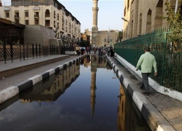 Seorang warga Mesir berjalan di lorong Masjid Imam Husein yang terletak bersebelahan dengan Masjid Al-Azhar di Kairo.