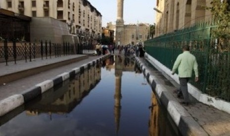 Seorang warga Mesir berjalan di lorong Masjid Imam Husein yang terletak bersebelahan dengan Masjid Al-Azhar di Kairo.