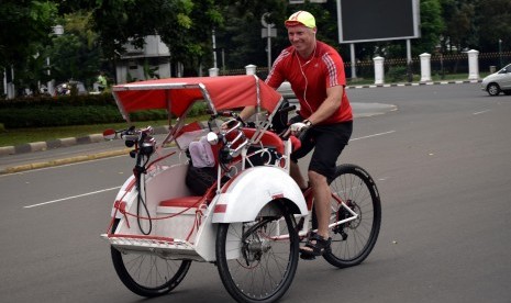 Seorang warga negara asing mengendarai becak melintasi Jalan Medan Merdeka Barat, Jakarta Pusat, beberapa waktu lalu. (ilustrasi)