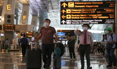 Kemenkumham Izinkan Warga Asing Nikahi WNI Masuk Indonesia. Seorang warga negara asing (WNA) berjalan di Terminal 3 Bandara Internasional Soekarno-Hatta, Tangerang, Banten.