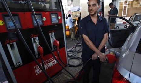  Seorang warga Palestina mengisi kendaraannya dengan bensin di SPBU di Kota Gaza, Senin, (2/9).  (AP/ Adel Hana)