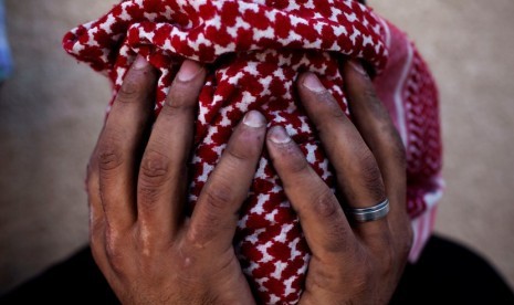  Seorang warga Palestina yang turut serta dalam aksi unjuk rasa memperingati 64 tahun Hari Nakba, menutup wajahnya dengan kain sorban akibat terkena gas air mata yang ditembakkan oleh pasukan penjajah Israel dekat kota Ramallah di Tepi Barat Palestina, Sel