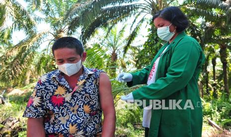 Seorang warga Suku Anak Dalam menerima suntikan vaksin COVID-19 dosis pertama dari tenaga kesehatan di Kantor Pemerintah Desa Sungai Dayo, Bahar Utara, Muarojambi, Jambi, Kamis (12/8/2021). Pemberian vaksin bagi sejumlah warga kepada sekitar 40 kepala keluarga Suku Anak Dalam di desa yang berjarak sekitar 100 kilometer dari pusat Pemerintah Kabupaten Muarojambi itu bertujuan menghambat perluasan sebaran virus dan sekaligus memperluas jangkauan vaksinasi hingga ke pelosok.