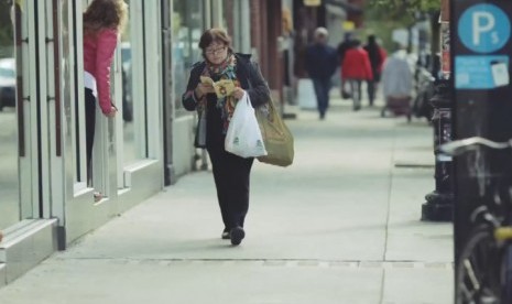 Seorang warga tengah melintas jalan Boulevard St. Laurent, Montreal, Kanada.