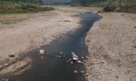 Seorang warga tengah mencuci di aliran sungai Kali Gede yang kian berkurang debit airnya, di wilayah Desa Kalikayen, Kecamatan Ungaran Timur, Kabupaten Semarang, Rabu (1/8). Warga memanfaatkan aliran sungai ini untuk keperluan mandi dan mencuci akibat akses air bersih mulai terbatas.