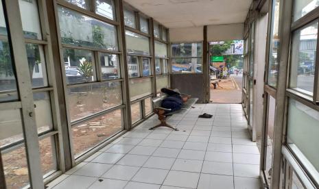 Seorang warga tengah tidur di kursi selter TMB Kota Bandung, Rabu (13/10). Kondisi belasan selter di Kota Bandung tidak terawat. 