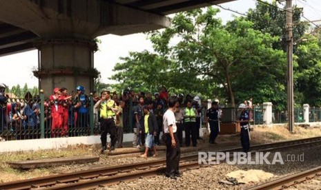 Petugas melihat lokasi tempat kejadian perkara (TKP) warga yang tertabrak KRL Commuter Line (ilustrasi).