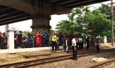 Seorang warga tertabrak dan tewas di tempat, di perlintasan KA Tanjung Barat, Jakarta Selatan, jenazah masih diselimuti kain dan masih menunggu ambulance untuk dibawa ke RS terdekat.