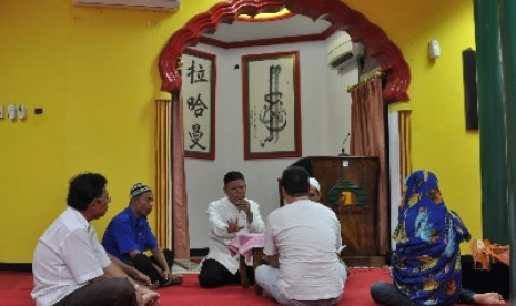 Syarat Menjadi Mualaf dan Tata Cara Ubah Status ke Agama Islam di KTP. Foto: Seorang warga menahbiskan diri menjadi mualaf di Masjid Lautze, Jakarta Pusat.  (ilustrasi).