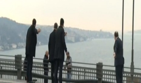 Seorang warga Turki hendak bunuh diri di Jembatan Bosphorus