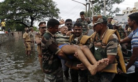 Seorang warga yang sakit diselamatkan tentara dari wilayah yang terendam banjir setelah hujan lebat di India 