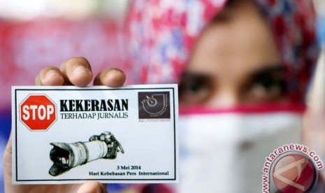 Seorang wartawan memperlihatkan striker Stop Kekerasan Terhadap Jurnalis pada aksi memperingati Hari Kebebasan Pers Internasional 3