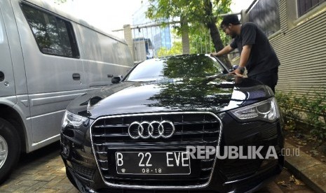  Seorang wartawan mengamati mobil sitaan KPK hasil tindak pidana korupsi di Gedung KPK lama, Jakarta, Selasa (19/9). 