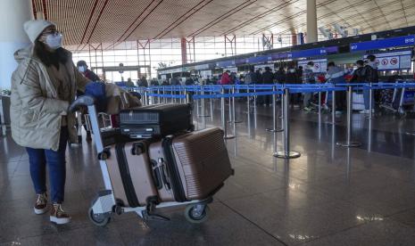  Seorang wisatawan bermasker tiba di konter check in penerbangan internasional di Bandara Internasional Ibukota Beijing di Beijing, Kamis, 29 Desember 2022. Langkah AS, Jepang, dan lainnya untuk mengamanatkan tes COVID-19 bagi penumpang yang datang dari China mencerminkan keprihatinan global bahwa varian baru dapat muncul dalam wabah eksplosif yang sedang berlangsung — dan pemerintah mungkin tidak memberi tahu seluruh dunia dengan cukup cepat.