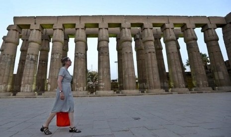 Seorang wisatawan tengah berjalan-jalan di situs wisata, Egypt