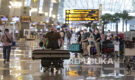 Seorang WNA berjalan di Terminal 3 Bandara Internasional Soekarno-Hatta, Tangerang, Banten, Selasa (8/2/2022). Menteri Koordinator Bidang Kemaritiman dan Investasi Luhut Binsar Pandjaitan menyampaikan, pemerintah terus belajar dari banyak negara untuk memahami dan menganalisis, hingga menentukan langkah terbaik dalam menangani pandemi Covid-19 di Indonesia. 